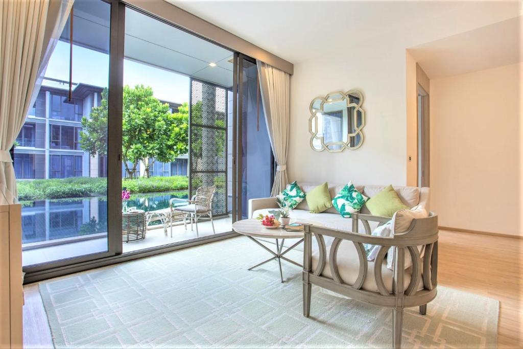 Fotografie z fotogalerie ubytování Luxury Oceanfront_pool access apartment v destinaci Mai Khao pláž