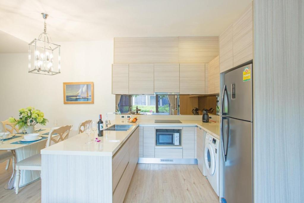 Kuchyň nebo kuchyňský kout v ubytování Luxury Oceanfront_pool access apartment