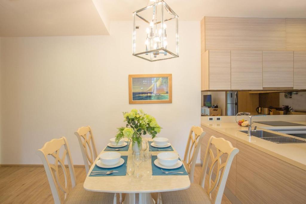 Kuchyň nebo kuchyňský kout v ubytování Luxury Oceanfront_pool access apartment