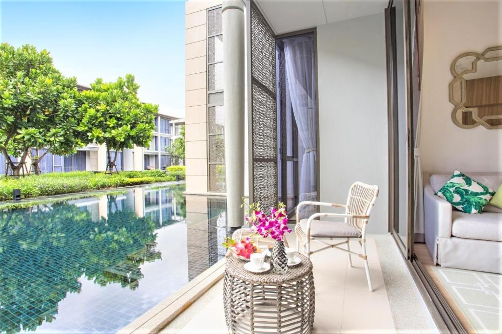 Bazén v ubytování Luxury Oceanfront_pool access apartment nebo v jeho okolí