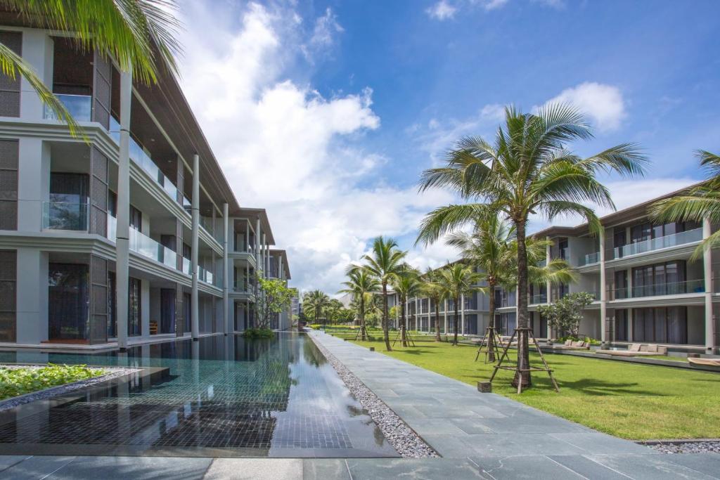 Bazén v ubytování Luxury Oceanfront_pool access apartment nebo v jeho okolí