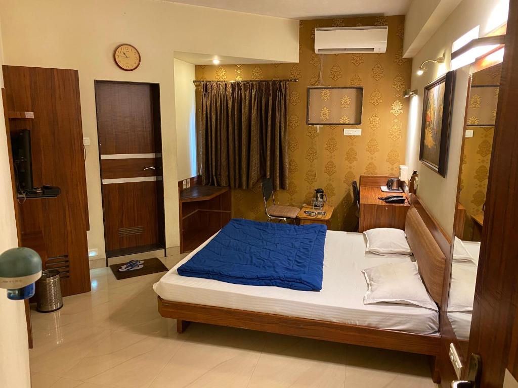 Postel nebo postele na pokoji v ubytování Panchavati Elite Inn