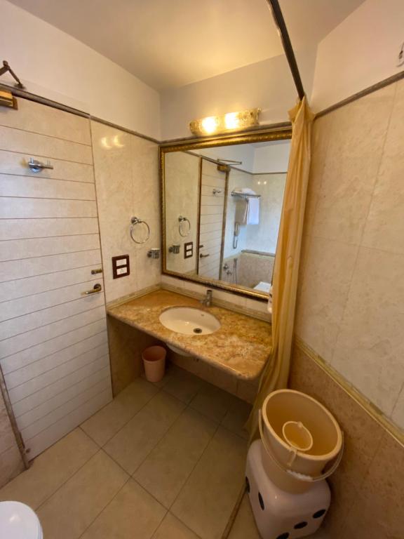 Koupelna v ubytování Panchavati Elite Inn