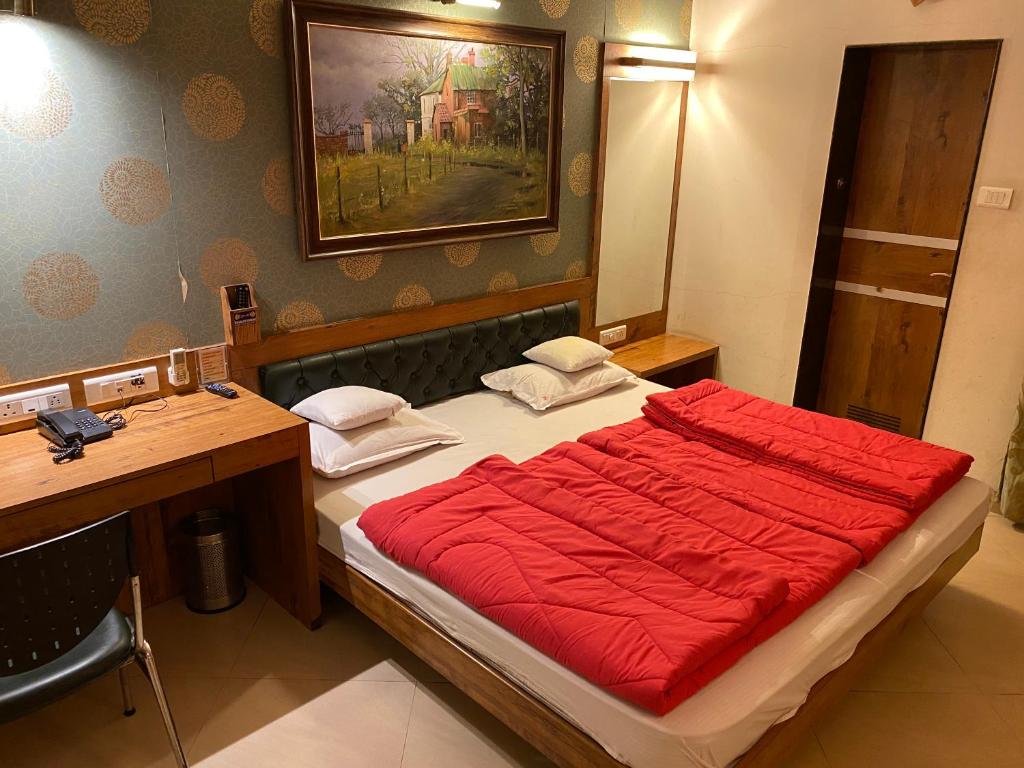 Postel nebo postele na pokoji v ubytování Panchavati Elite Inn