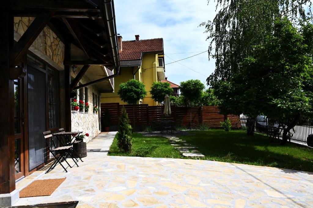 a house with a yard with a patio at Apartman Andric 2 in Valjevo