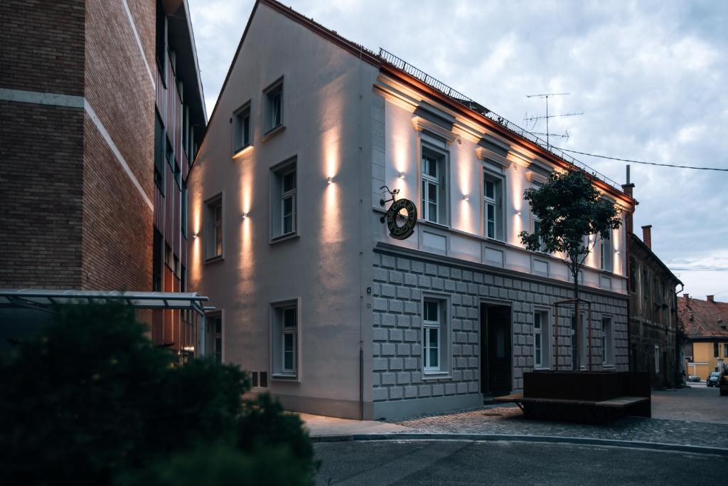 Budova, kde se aparthotel nachází
