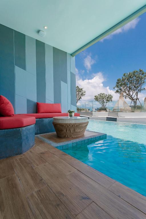 Bassenget på eller i nærheten av Crest Resort & Pool Villas - SHA Extra Plus