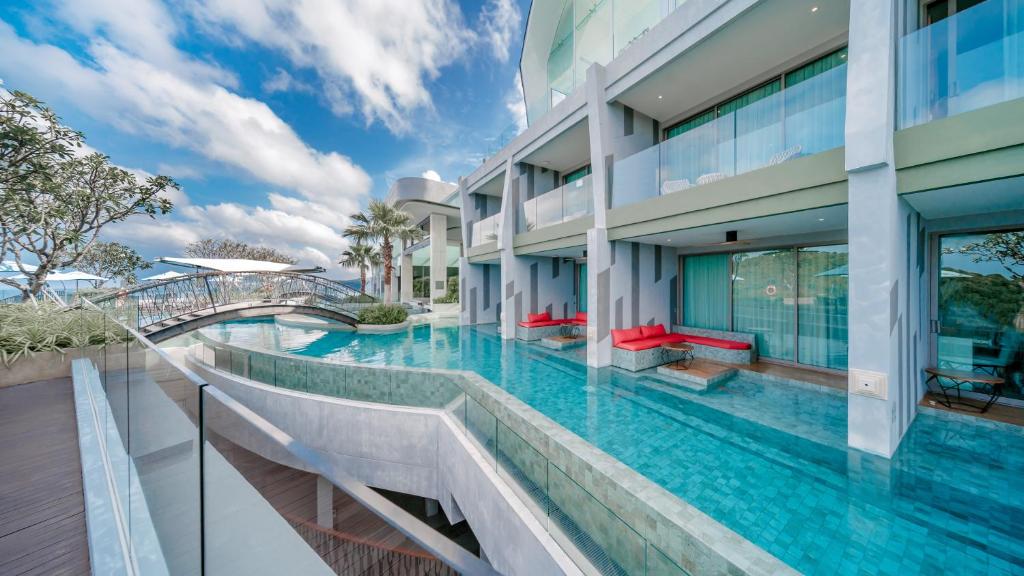 Bassenget på eller i nærheten av Crest Resort & Pool Villas - SHA Extra Plus