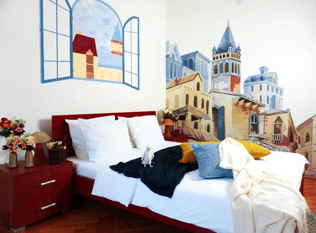 1 dormitorio con 1 cama grande y una pintura en la pared en Villa K Apartments, en Belgrado