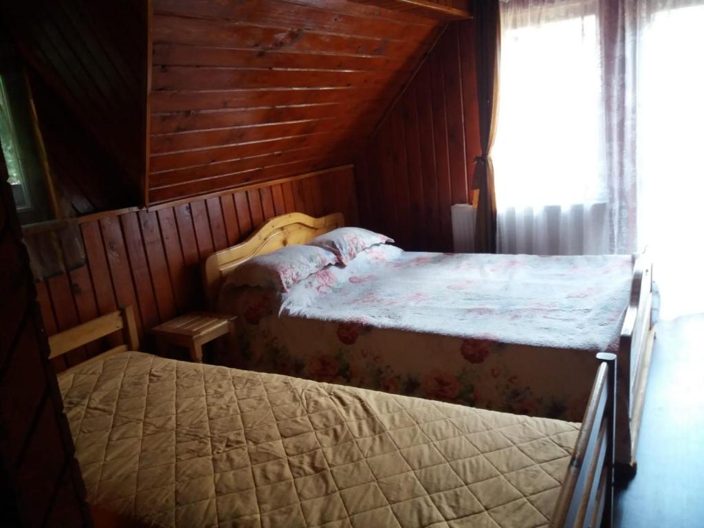 Un pat sau paturi într-o cameră la Casuta Paterau Cheia, Prahova