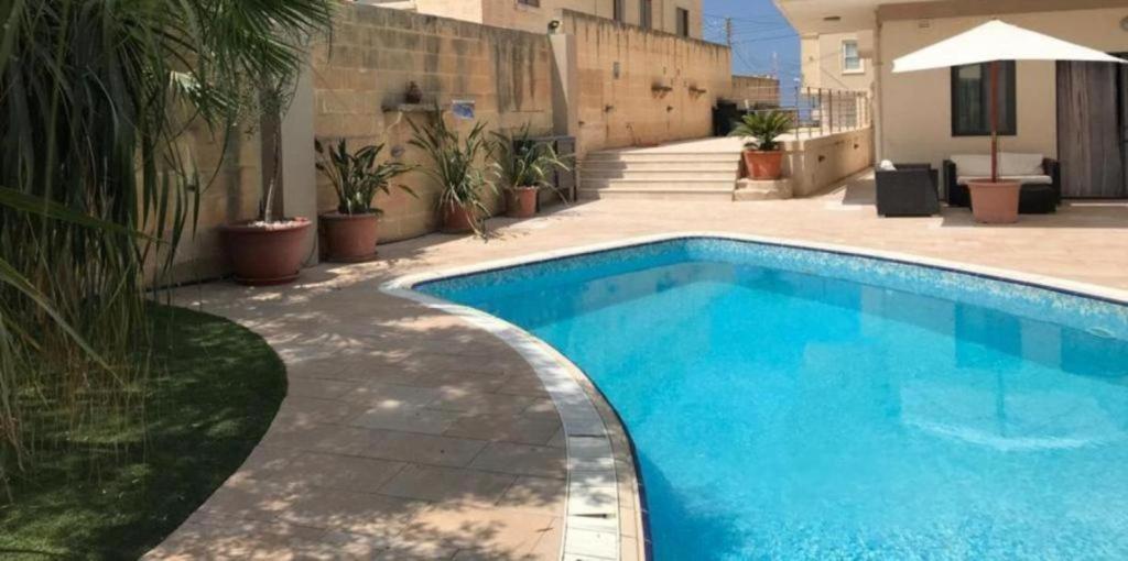 Bazén v ubytování Villa Naxxar Malta nebo v jeho okolí