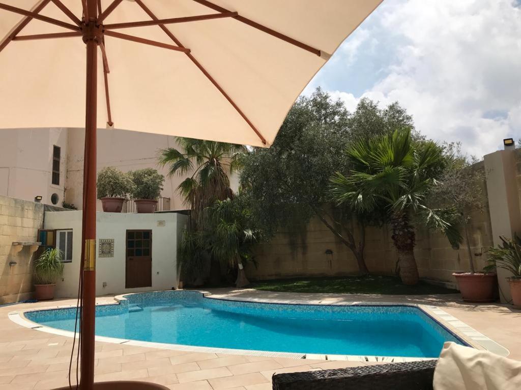 Bazén v ubytování Villa Naxxar Malta nebo v jeho okolí