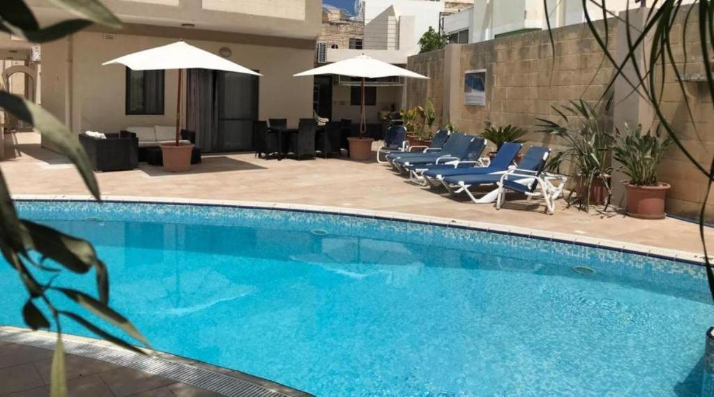 Bazén v ubytování Villa Naxxar Malta nebo v jeho okolí