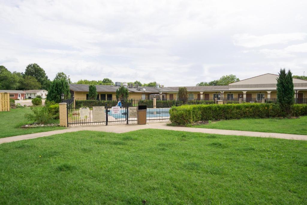 Um jardim em Woodridge Inn and Suites