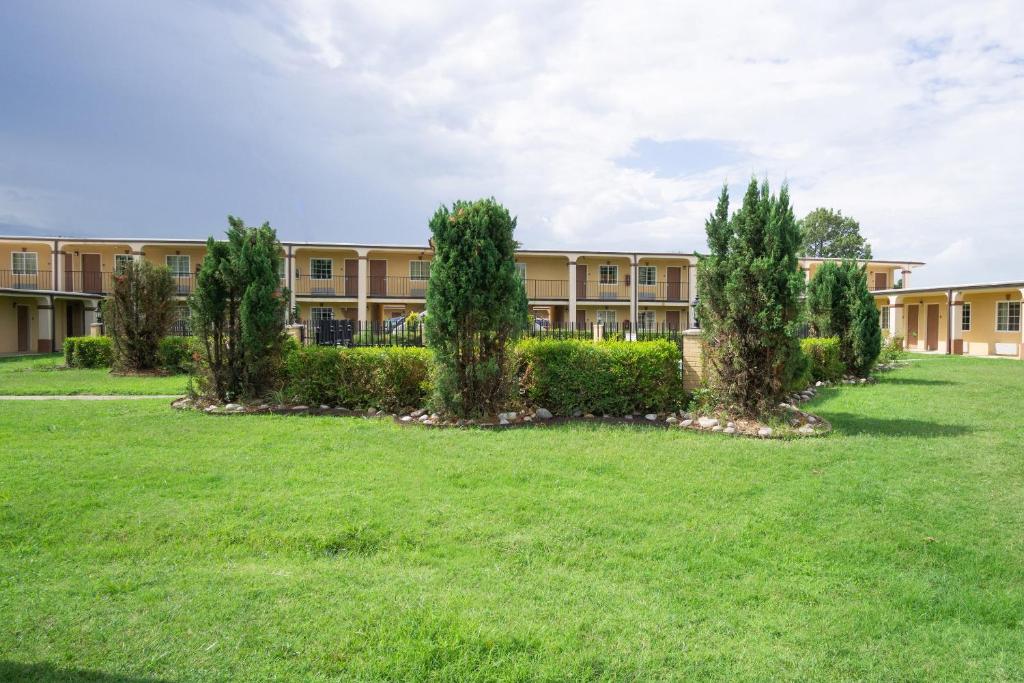 Um jardim em Woodridge Inn and Suites