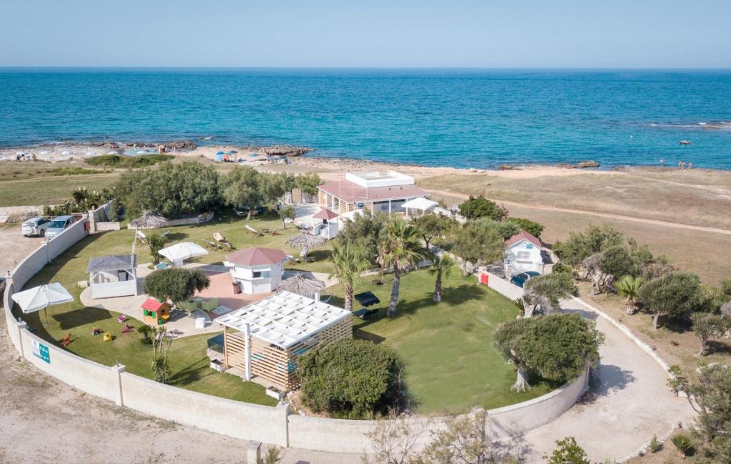 - une vue aérienne sur une maison sur la plage dans l'établissement Villa Playa dell est, à Torre Santa Sabina