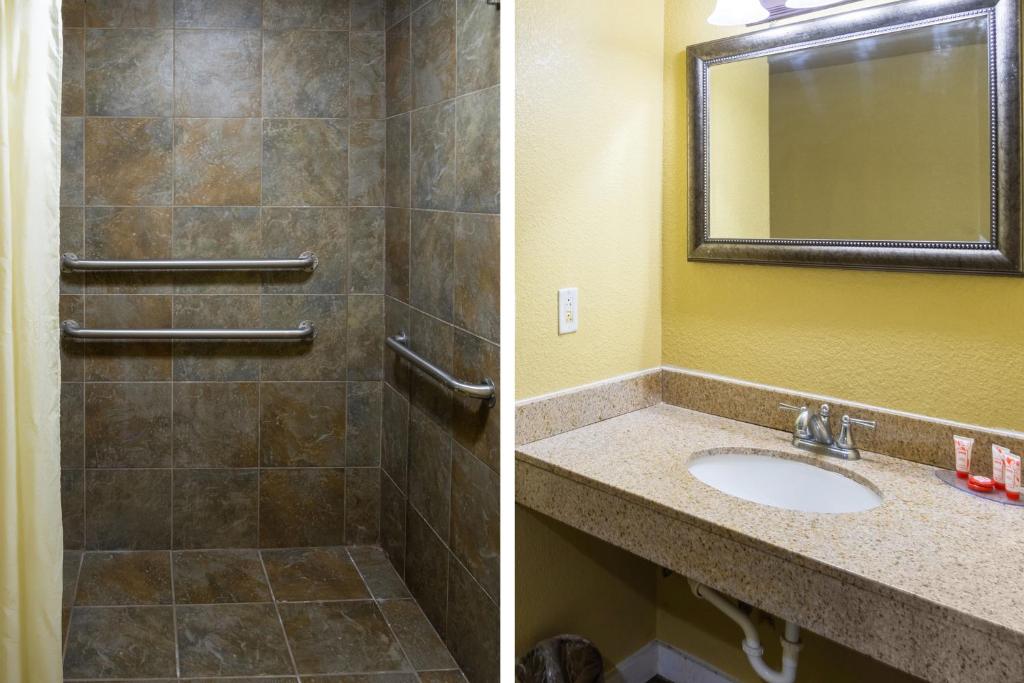 Um banheiro em Woodridge Inn and Suites