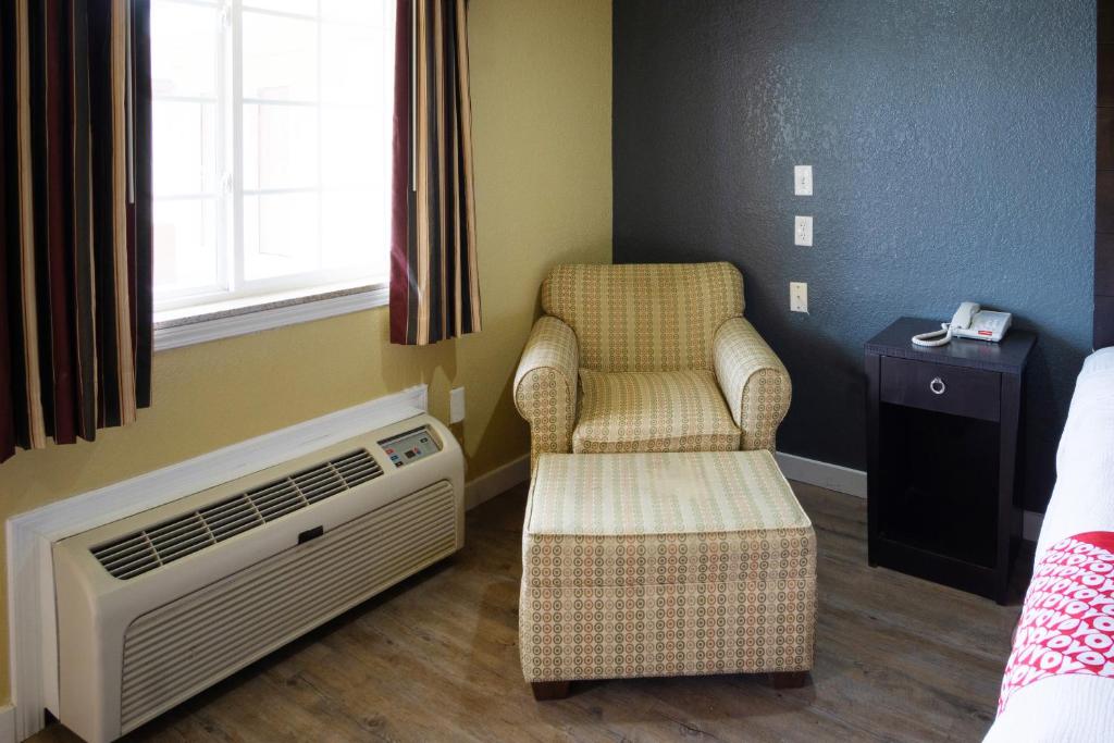 Uma área de estar em Woodridge Inn and Suites