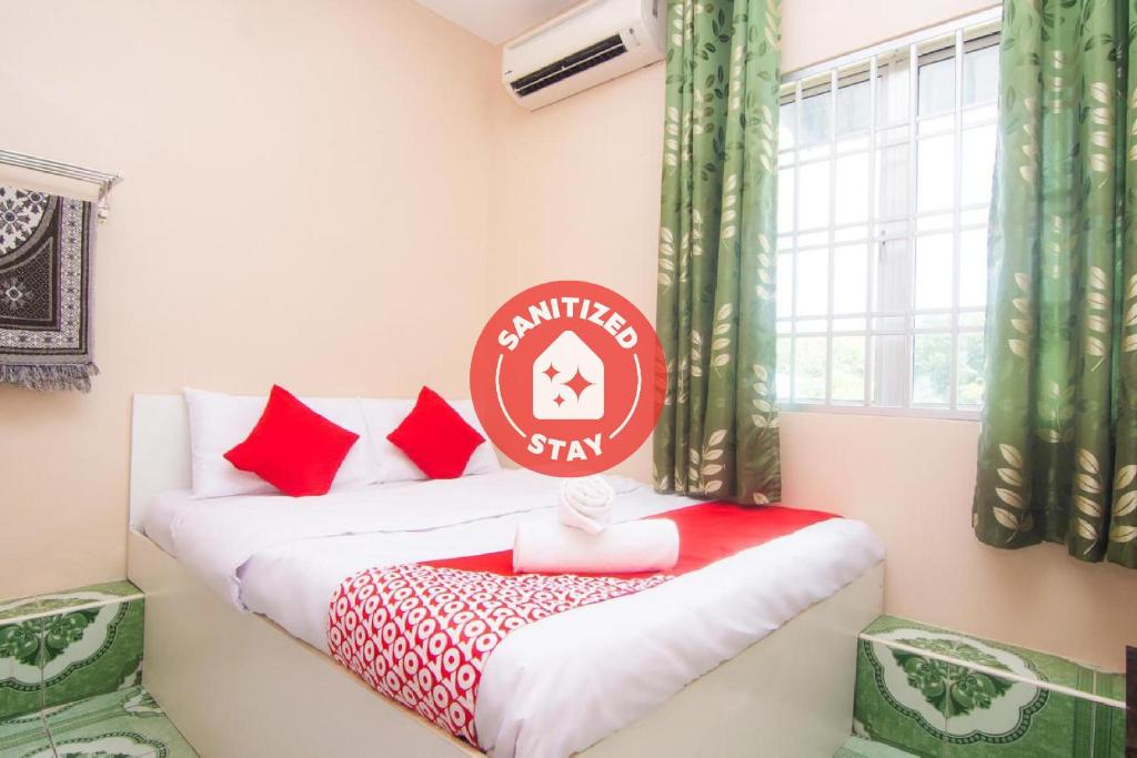 una habitación con 2 camas con un cartel. en OYO 1224 Hotel Hajah Rohayah en Tanjung Malim
