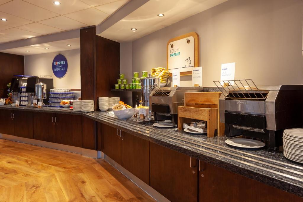 Příslušenství pro přípravu čaje a kávy v ubytování Holiday Inn Express - Glasgow - City Ctr Theatreland by IHG