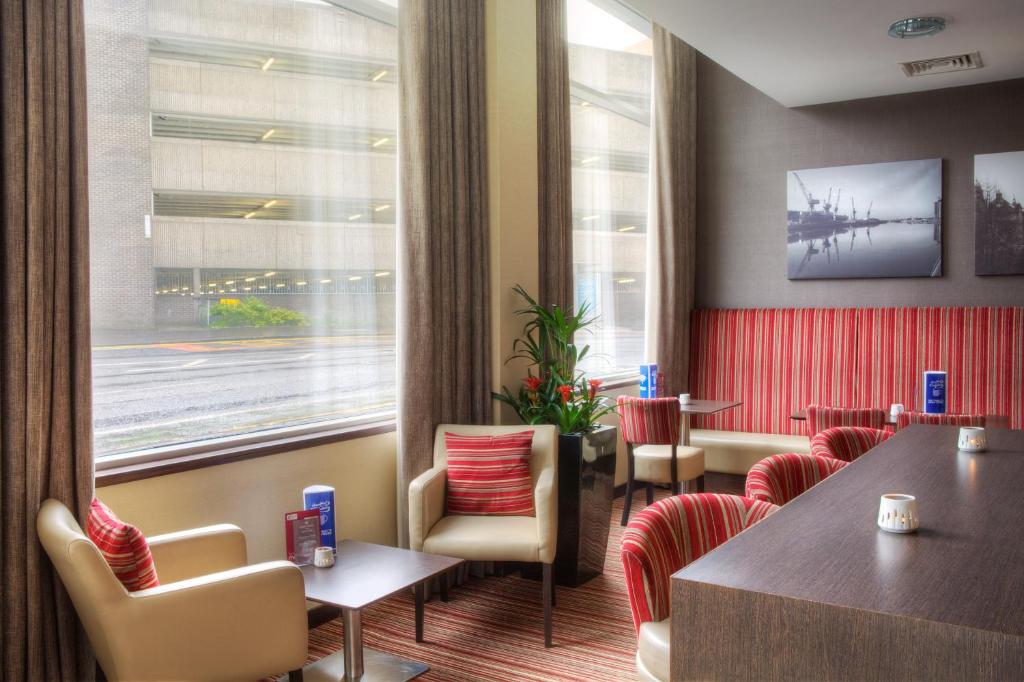 Posezení v ubytování Holiday Inn Express - Glasgow - City Ctr Theatreland by IHG
