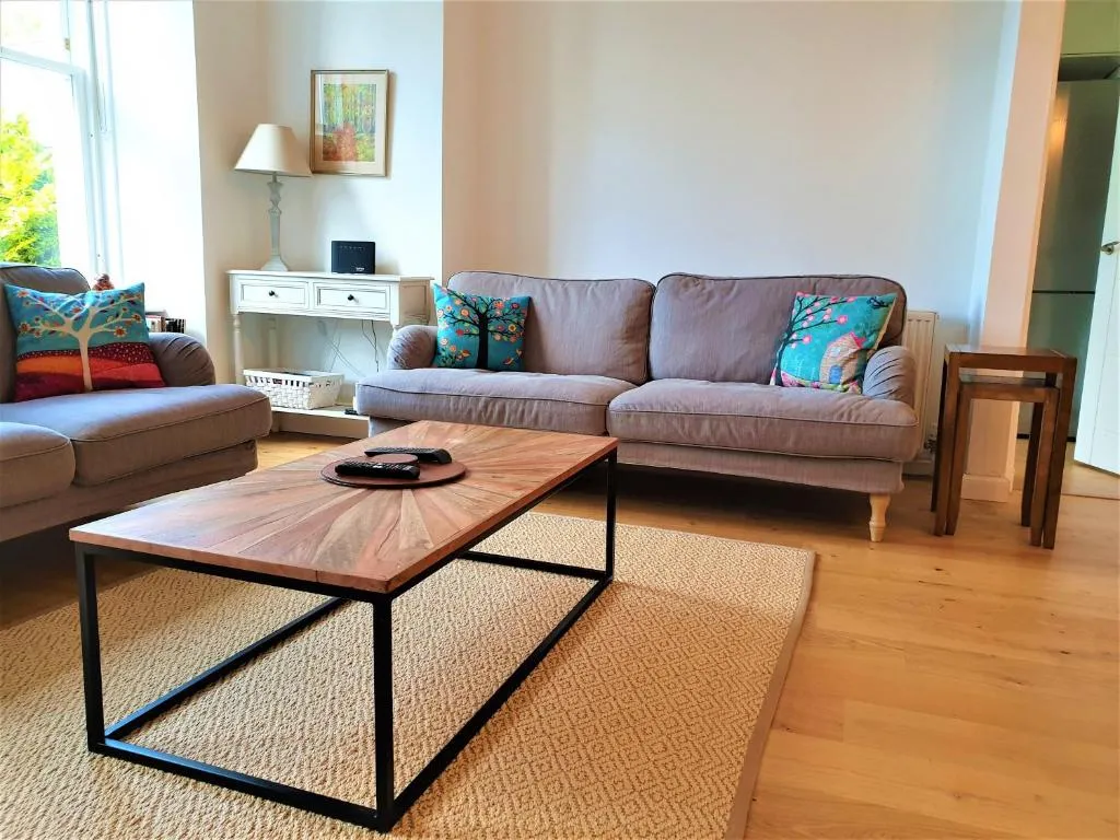 Lovely 2 bed near Meadows with private parking, Edinburgh, United Kingdom