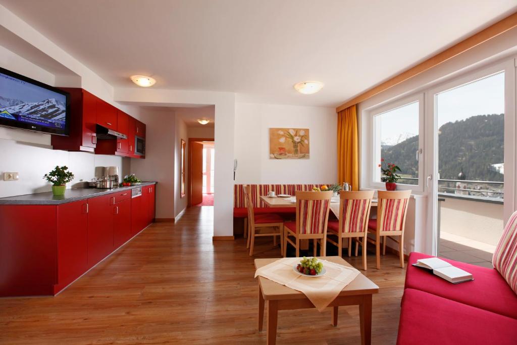 TV a/nebo společenská místnost v ubytování Hotel Alpenroyal