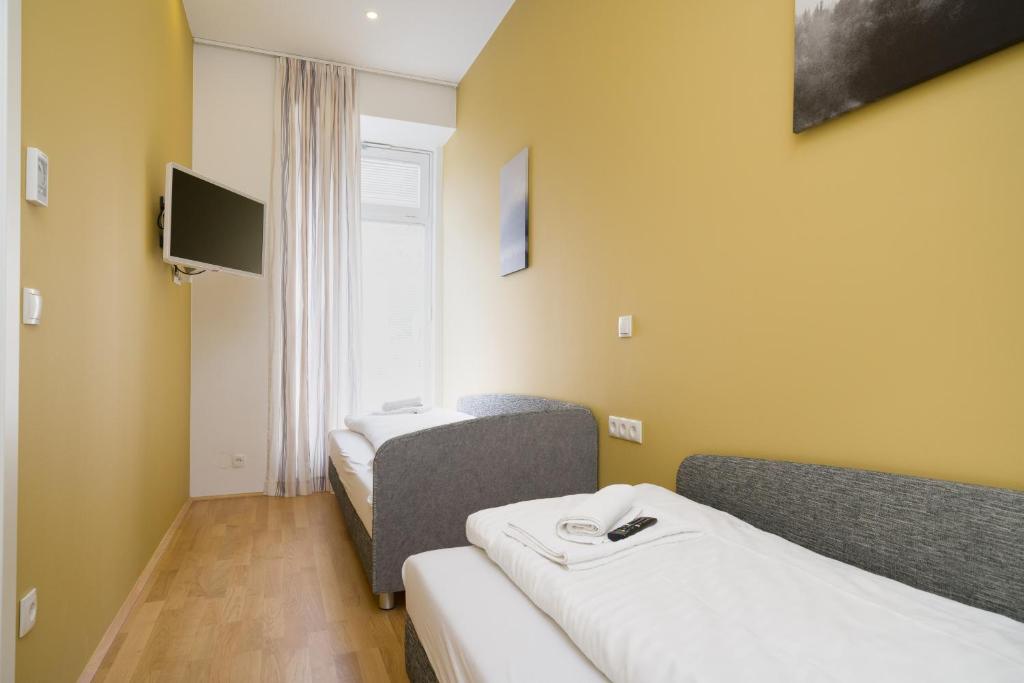 Postel nebo postele na pokoji v ubytování Vienna Stay Apartments or Rooms 1050