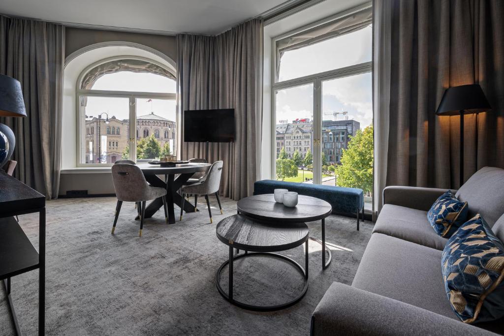 TV a/nebo společenská místnost v ubytování Karl Johan Hotel