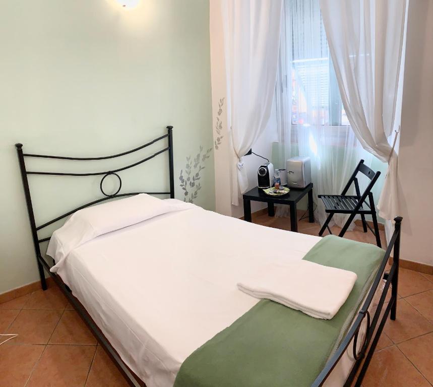 Postel nebo postele na pokoji v ubytování Guest House Virginia's Rooms-Private free Parking and Top Carignano District