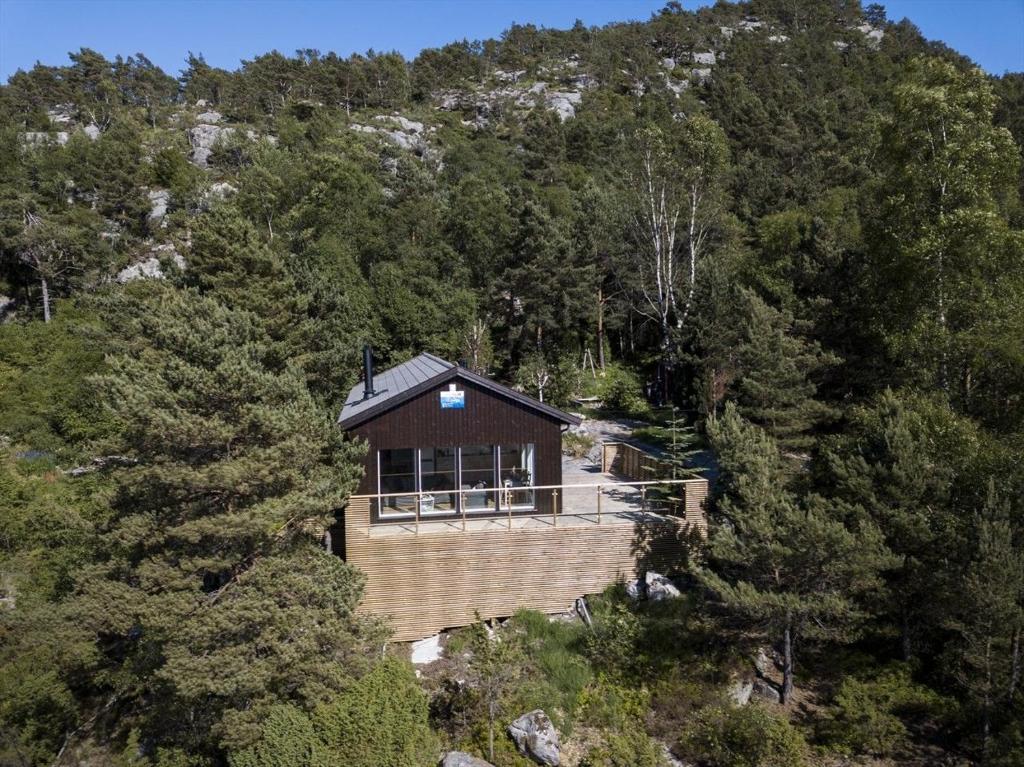 uma casa ao lado de uma montanha em House with fjord views Hommersåk ( stavanger, sandnes ) em Sandnes