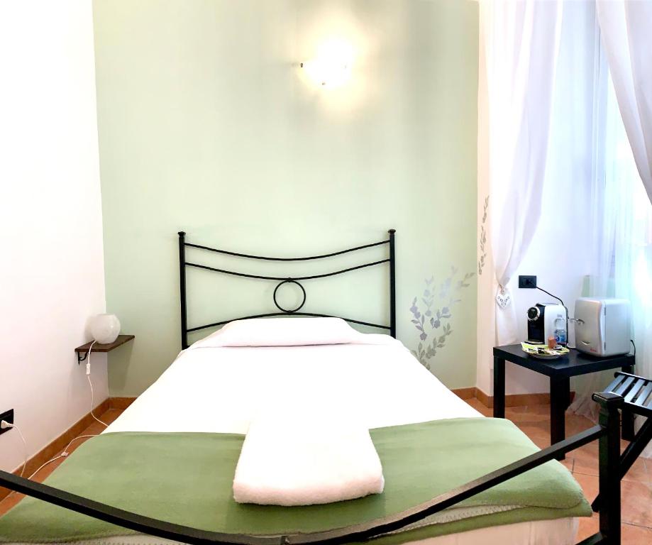 Postel nebo postele na pokoji v ubytování Guest House Virginia's Rooms-Private free Parking and Top Carignano District