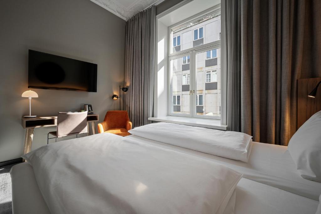 Postel nebo postele na pokoji v ubytování Karl Johan Hotel