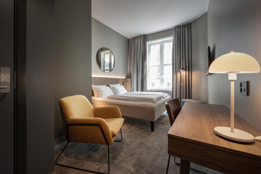 Postel nebo postele na pokoji v ubytování Karl Johan Hotel