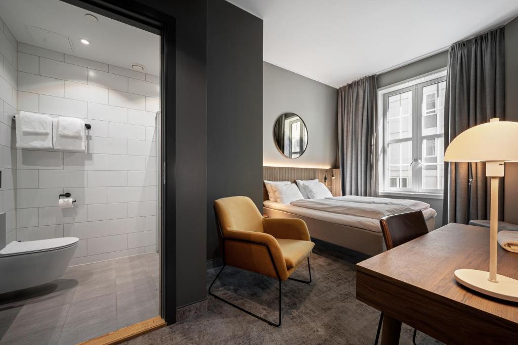 Postel nebo postele na pokoji v ubytování Karl Johan Hotel