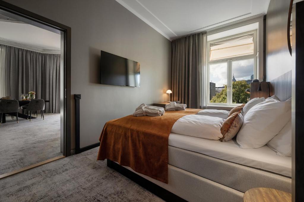 Postel nebo postele na pokoji v ubytování Karl Johan Hotel