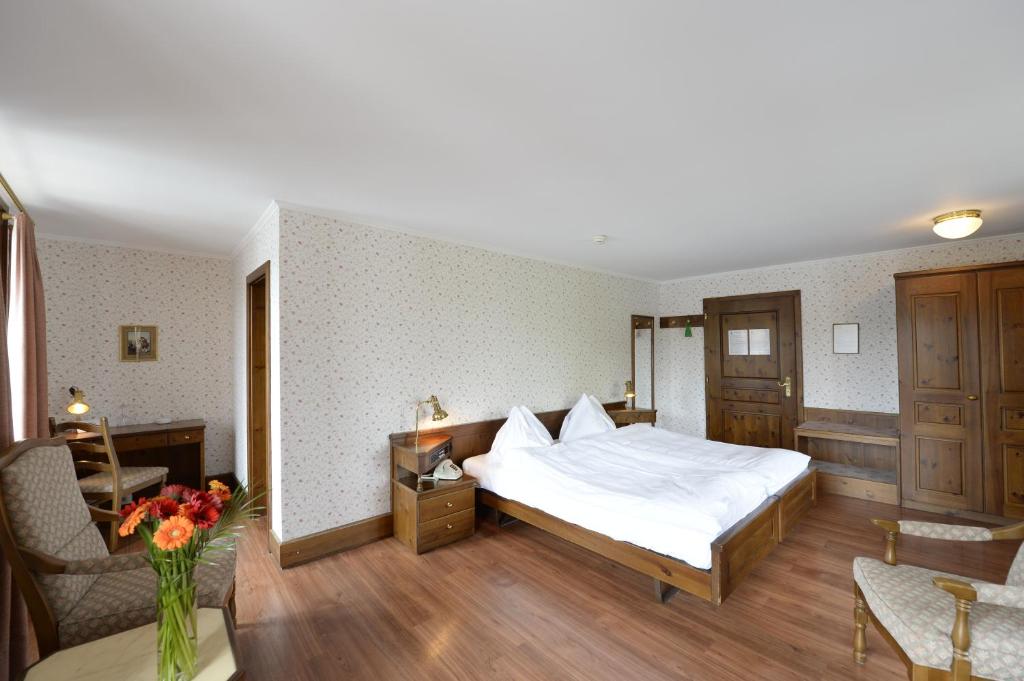 シュタイン・アム・ラインにあるHotel Rheinfelsのベッドルーム1室(ベッド1台付)、リビングルームが備わります。