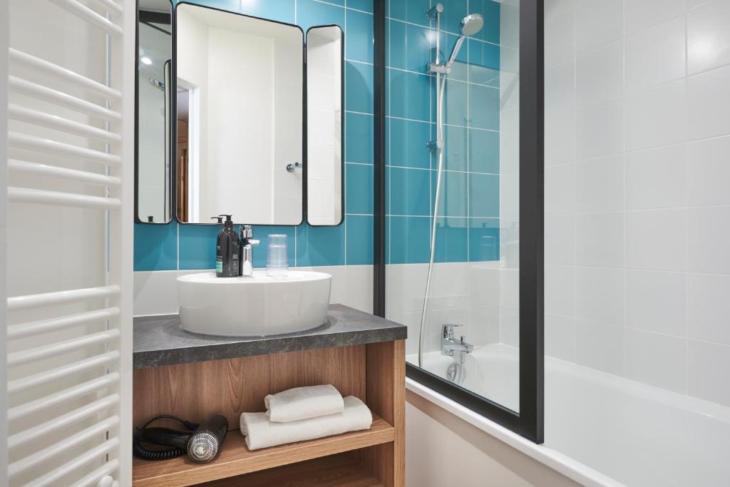 Koupelna v ubytování Aparthotel Adagio Porte de Versailles