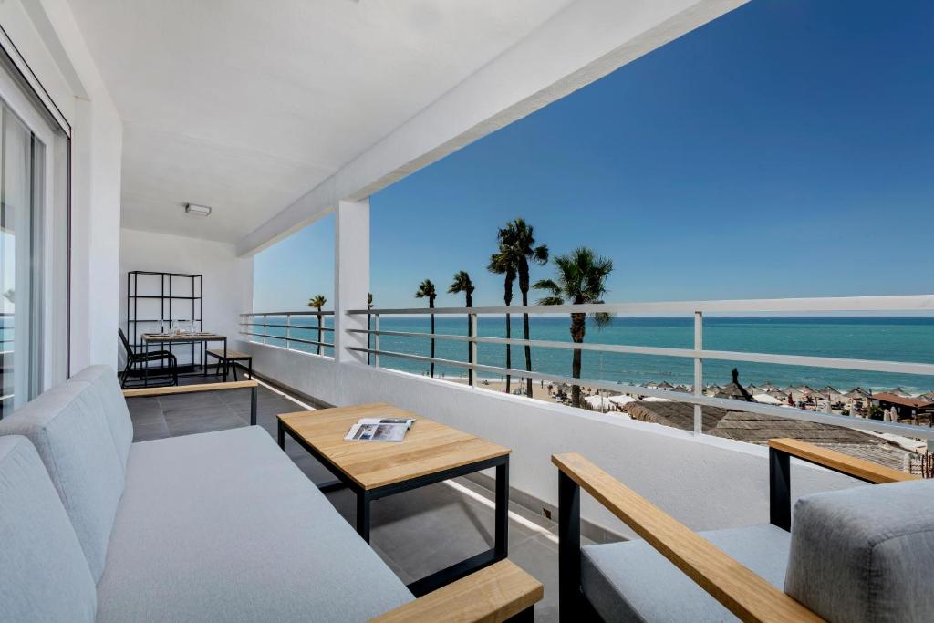 Luna Beach tesisinde bir balkon veya teras