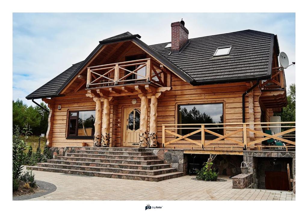 Kopanica的住宿－BORYSÓWKA，小木屋设有楼梯和房屋