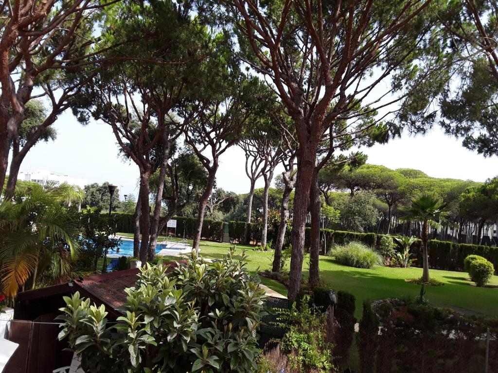 Vonkajšia záhrada v ubytovaní Holidays & Homes, Calahonda Royale Lirio, 300 m playa