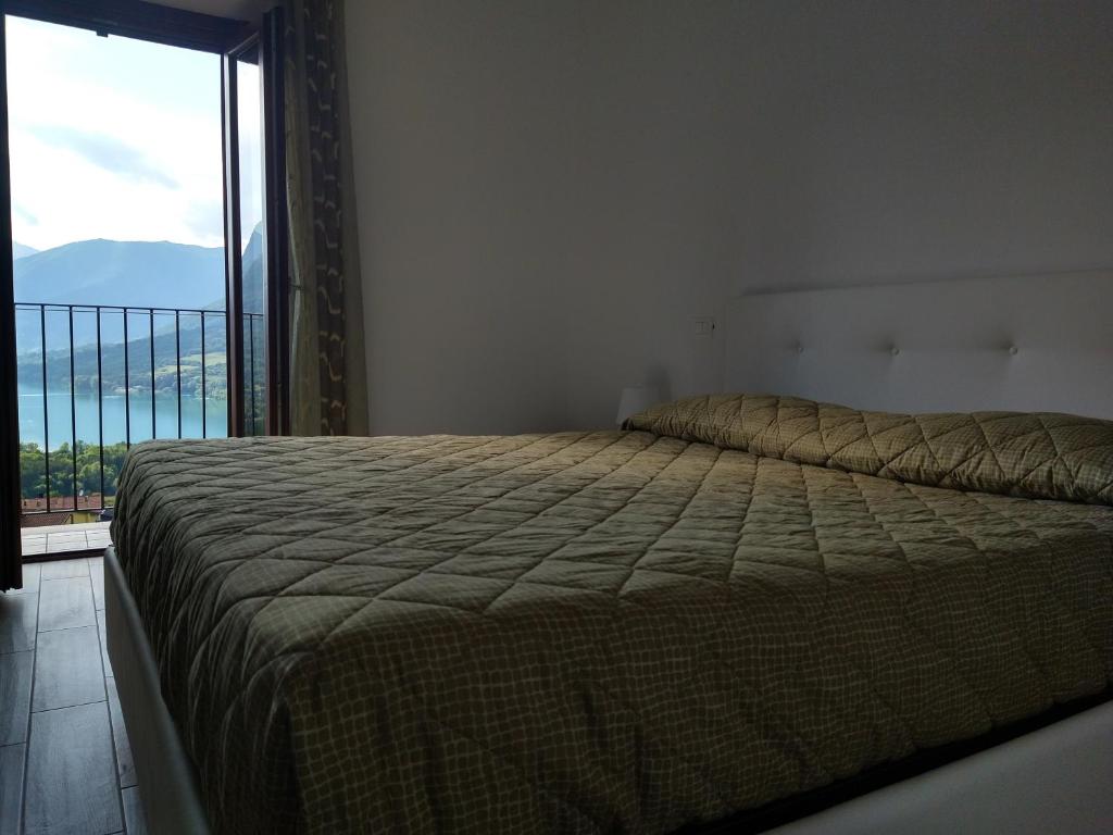 a bedroom with a bed and a large window at Lago Vivo in Barrea