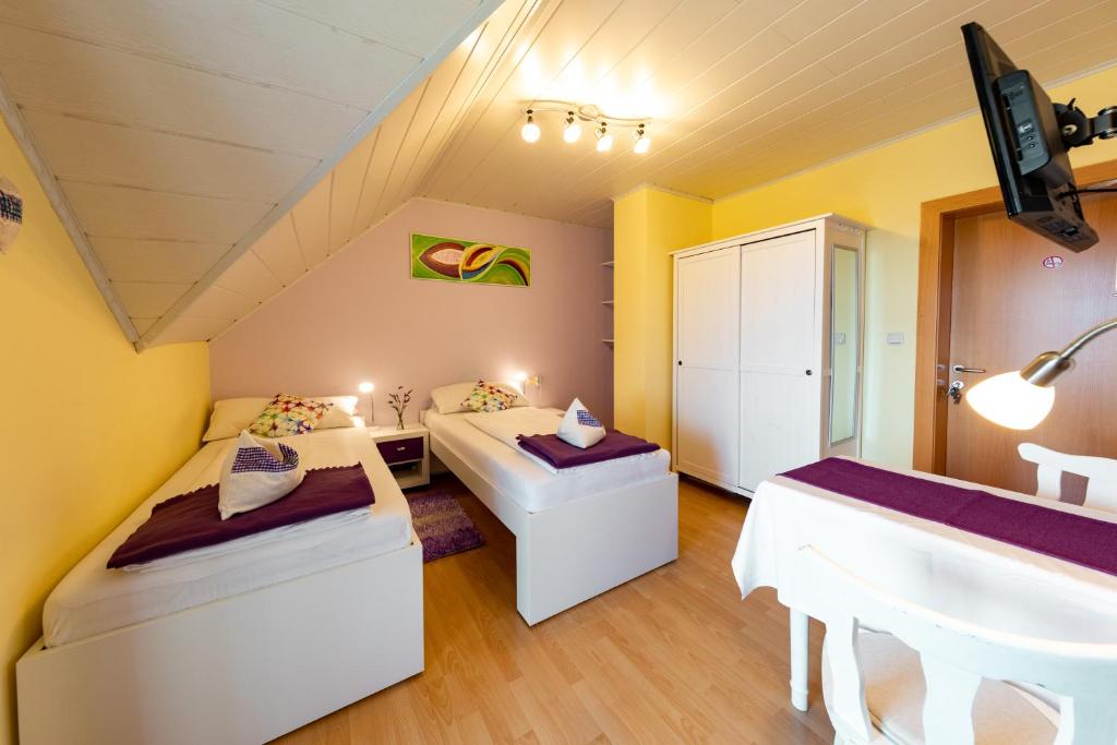 Postel nebo postele na pokoji v ubytování Privatzimmer Haus Gschweitl