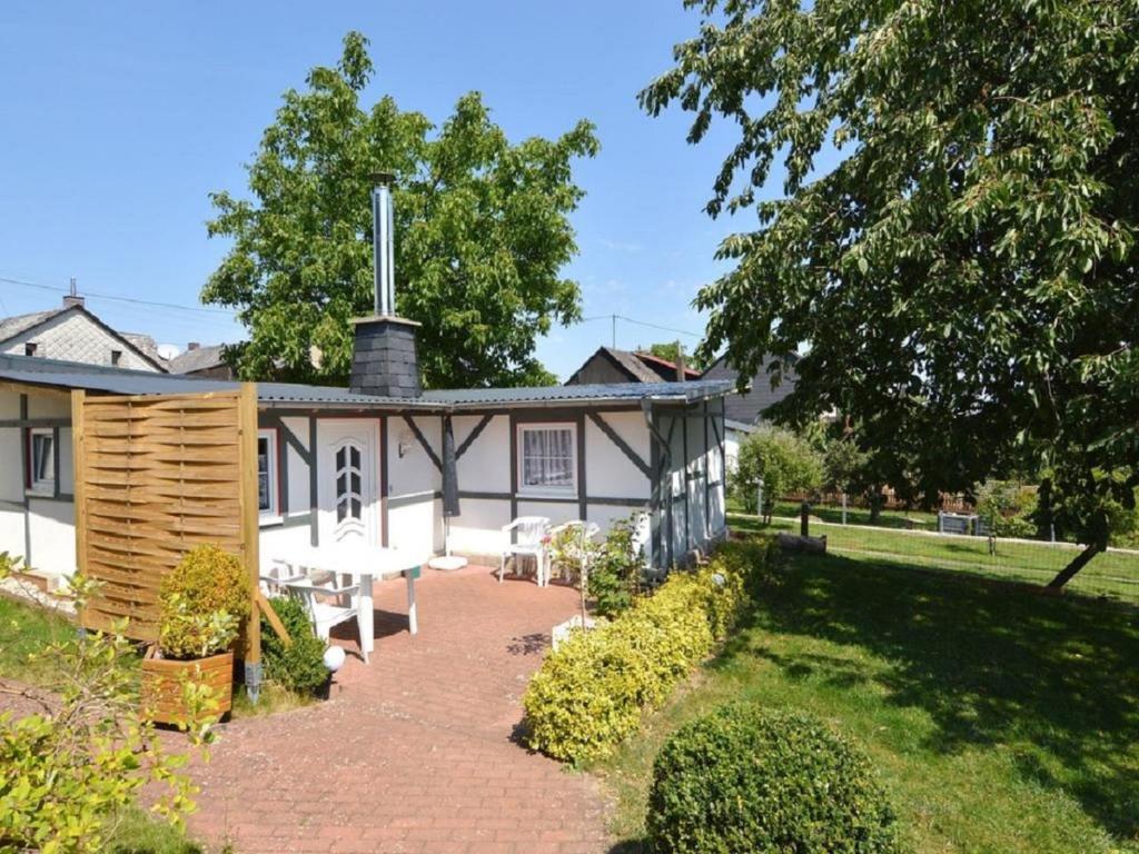 una casa con una pasarela de ladrillo delante de ella en Ferienhaus Sonnenschein, en Mastershausen