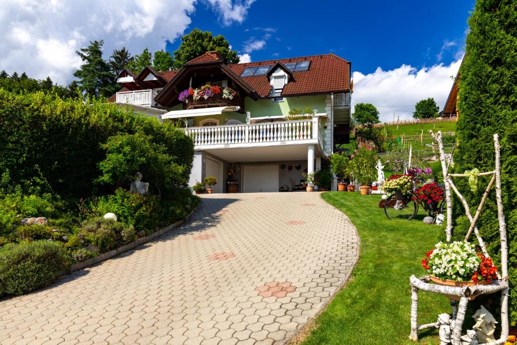 SemriachにあるPrivatzimmer Haus Gschweitlの庭と私道のある家
