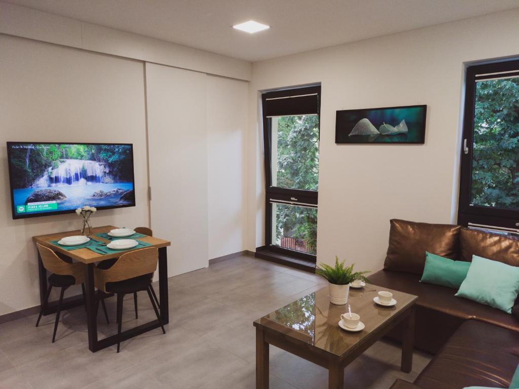 salon z kanapą i stołem w obiekcie Apartamenty Dworcowa 45 w mieście Gliwice