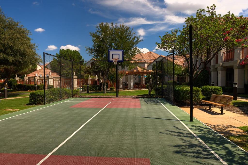 a tennis court with a basketball hoop at Hyatt House Dallas Las Colinas in Irving