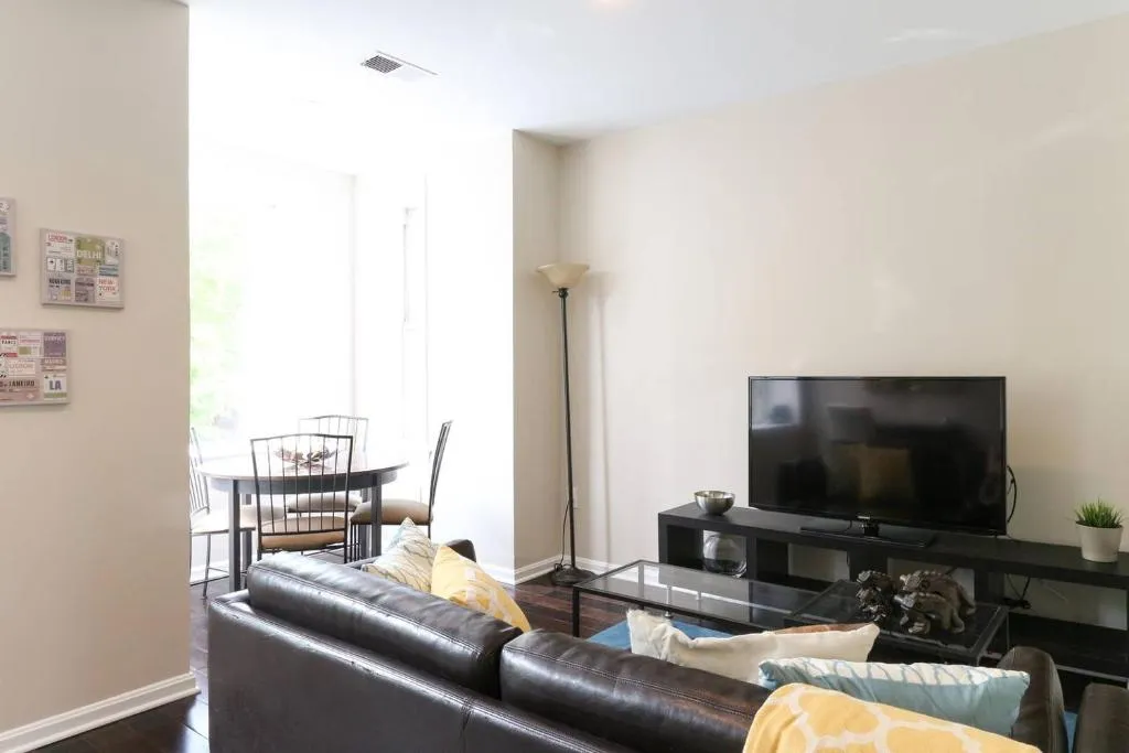 Top Floor! Walk to Convention Center, Metro, groceries, wine bars, beer gardens and more from this sunny apartment in Shaw! Parking available too!, Sunderland, United States