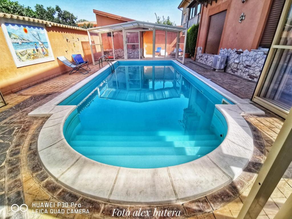 - une piscine d'eau bleue dans l'arrière-cour dans l'établissement Villa Salvatore, à San Leone