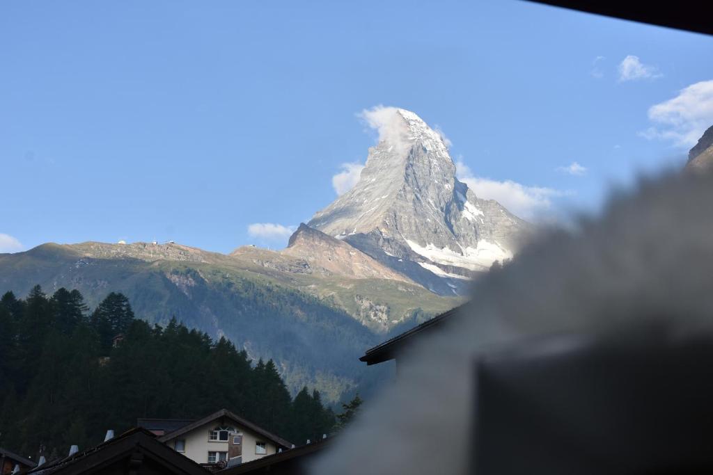 Vista generica sulle montagne o vista sulle montagne dall'interno dell'hotel